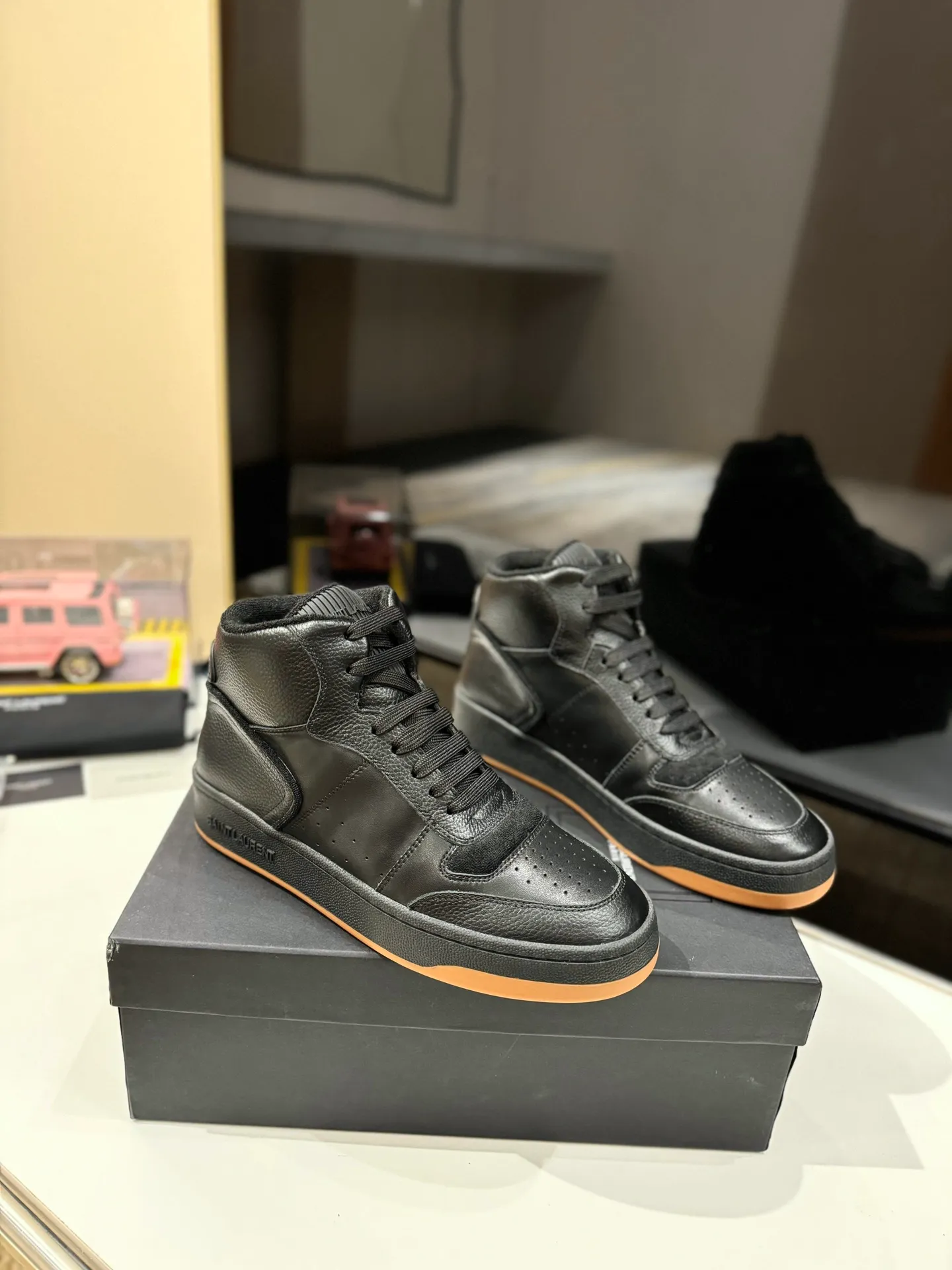 👟👟Ex-factory price 680👟👟 [High version for couples] YSL SAINT LAURENT Yves Saint Laurent SL61, the latest popular casual series in spring and summer...👍👍 Yves Saint Laurent SL61, original purchase, 1:1 replica, fresh blood injection and casual retro design, super good-looking and versatile, the upper is made of cowhide punching and splicing, the upper is super soft , lightweight and comfortable to match with sweatshirts, it is recommended to have one pair in each hand😁 ✅Fabric: Original customized cowhide ➕Punching process ➕Last process ✅Inner lining: Original towel lining ✅Feet: Original customized cowhide ✅Outsole: Original molded two-color bottom ✅Packaging: Original full set of packaging ✅Code number: 35-46 (Female 41.42. Male 38.45.46 Customized, non-returnable)